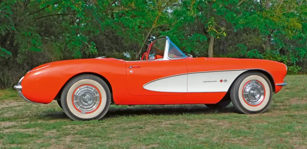 A karcsú testhez képest nagyok a kerekek, a látványos ívelt szélvédő 55 fokban áll