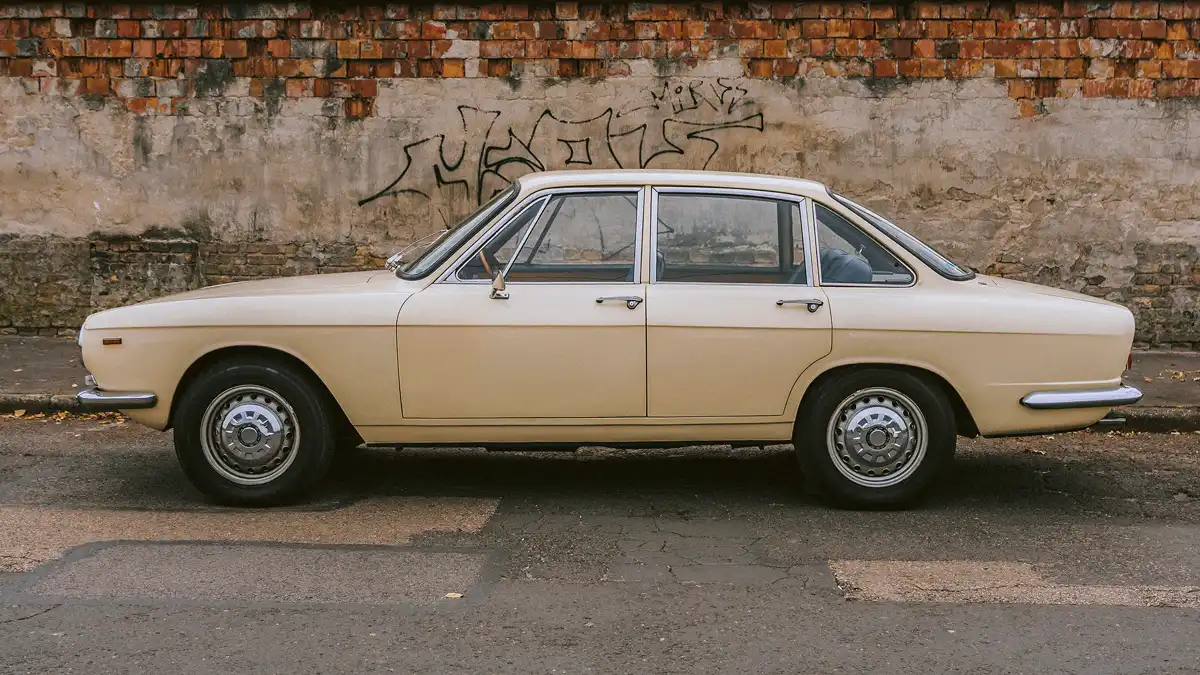 Minden oszlop vékony, nagyok az üvegfelületek, a Berlinából jó a kilátás. Élőben nem tűnik fel, hogy 4,77 m hosszú