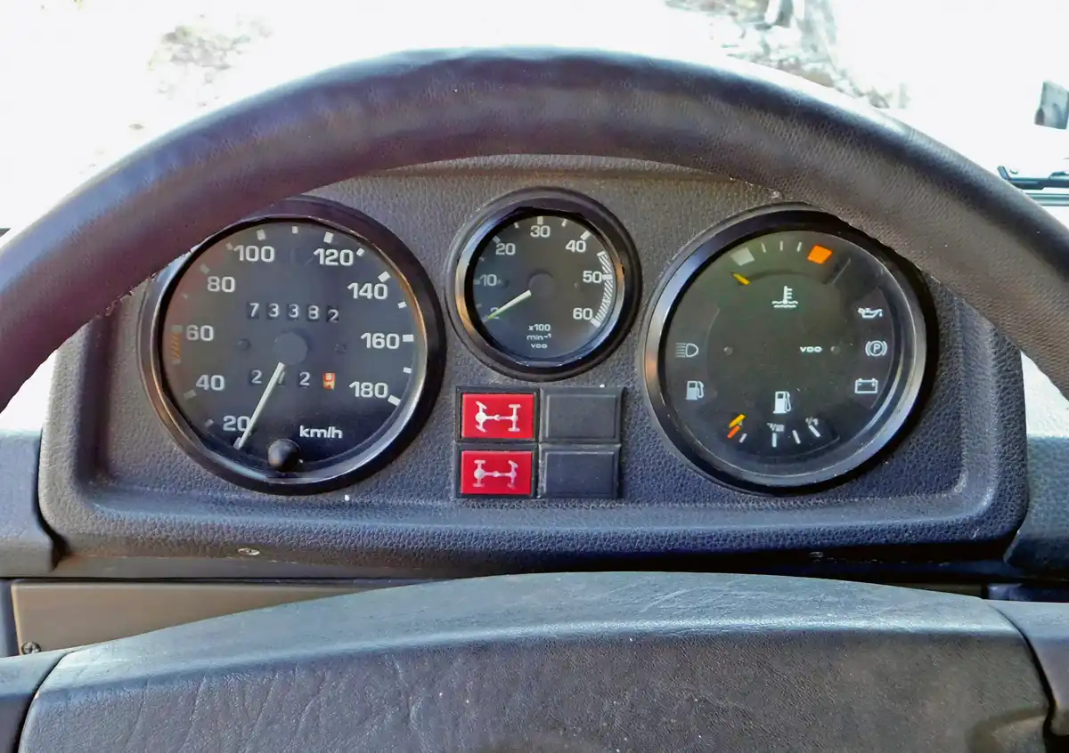 A műszereket a G-hez tervezték, a fordulatmérő csak 1985-től lett alapfelszerelés