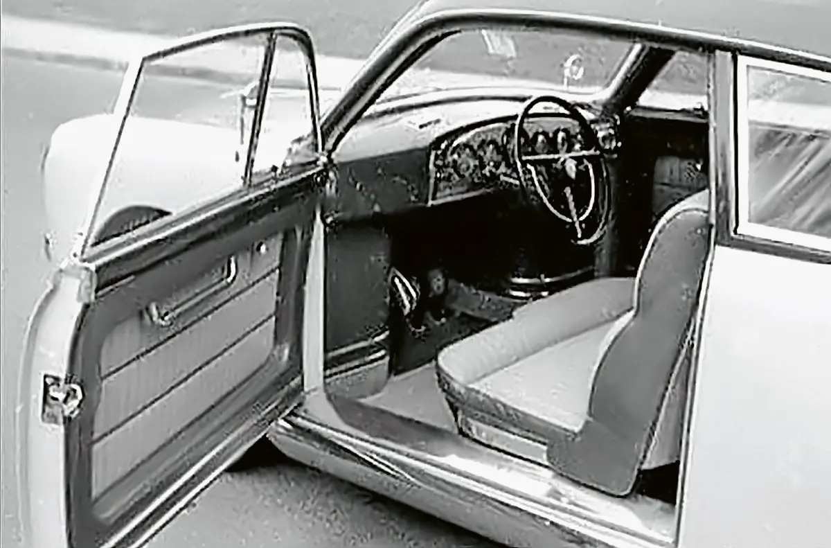 A kormány középen volt, a nagyon gazdagon felszerelt műszerfal előtt