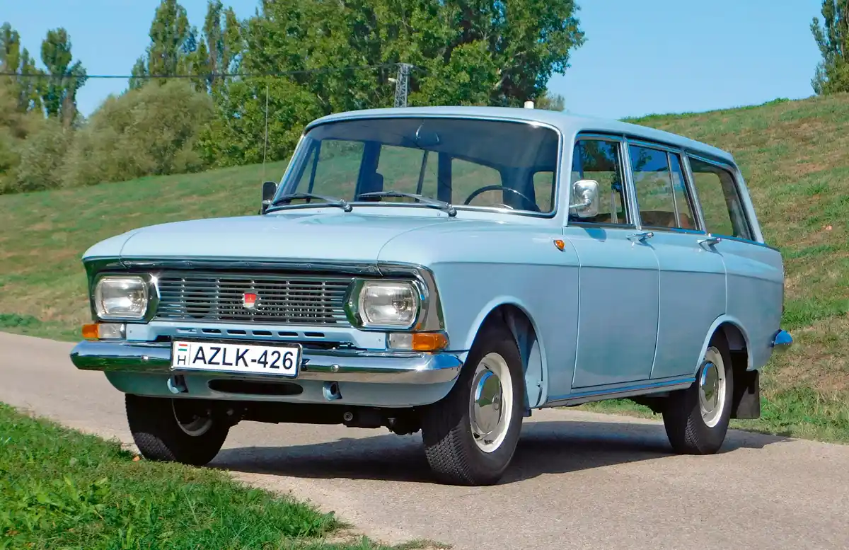 Sokféle színben - bézs, fehér, szürke, barna, sötétzöld, vörös, sötét- és világoskék – gyártották