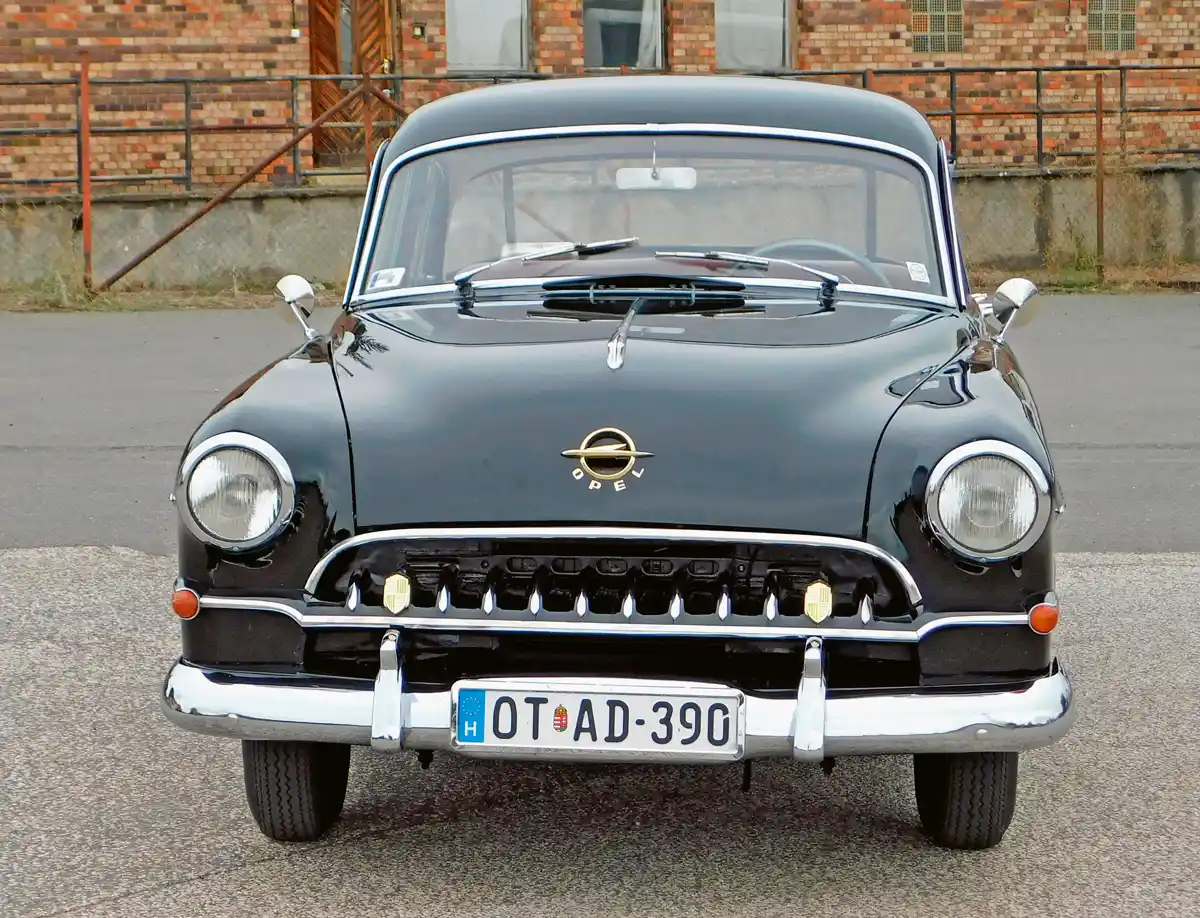 A német népnyelv „cápaszájnak” hívta ezt a hűtőmaszkot, a jelvények aranyszínűek