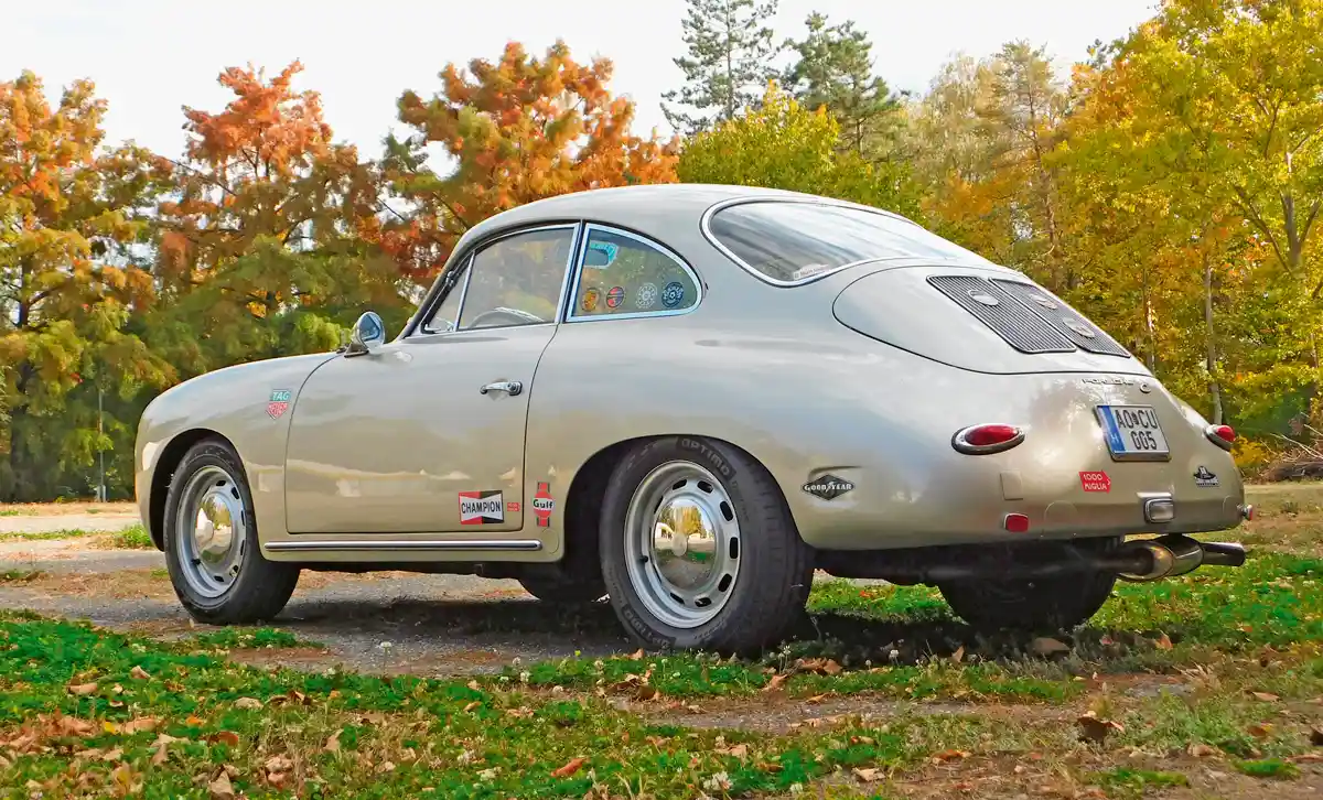 A C-n már két rácson át szellőzik a motor és a hátsó szélvédő is nagyobb a korábbiaknál