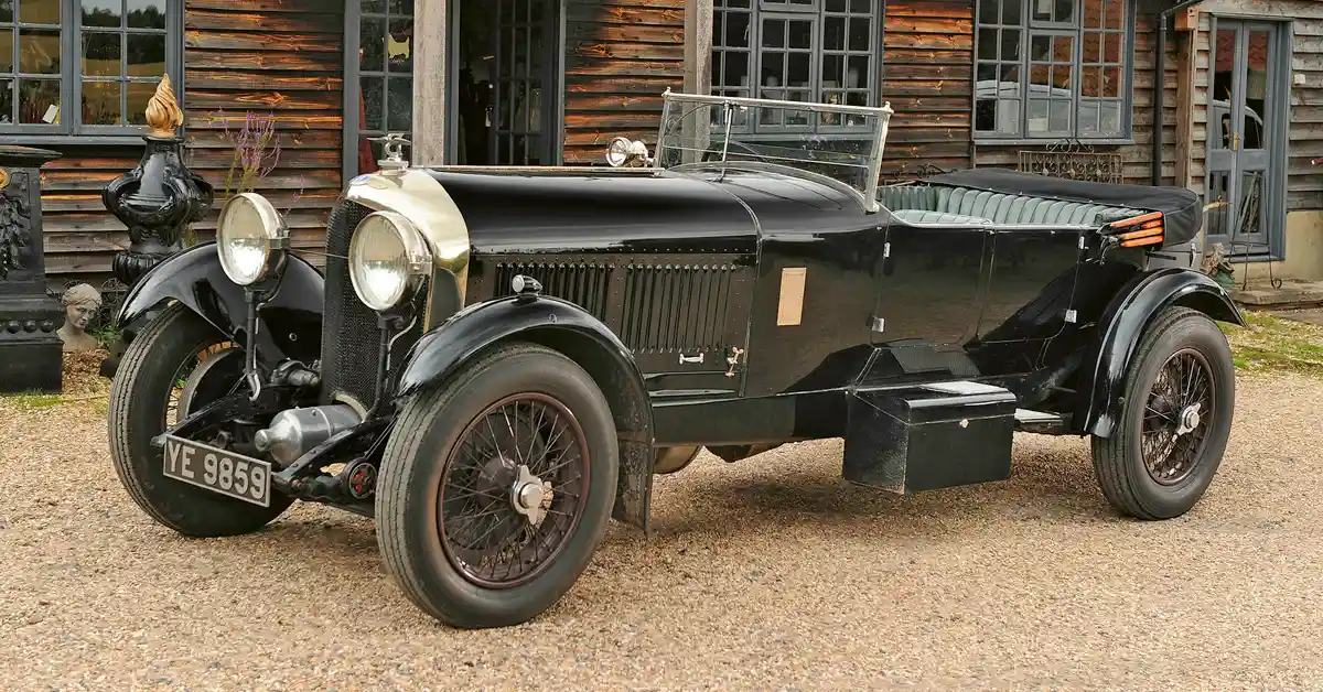 A Vanden Plas amerikai megrendelésre készítette ezt a négyajtós vászontetős túrakocsit 1927-ben