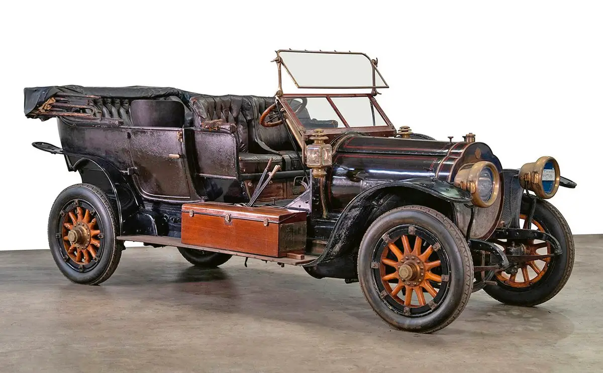 Ez az 1907-es négyhengeres francia Niclausse, 100 éven át egy család tulajdonában volt. Restaurálatlan