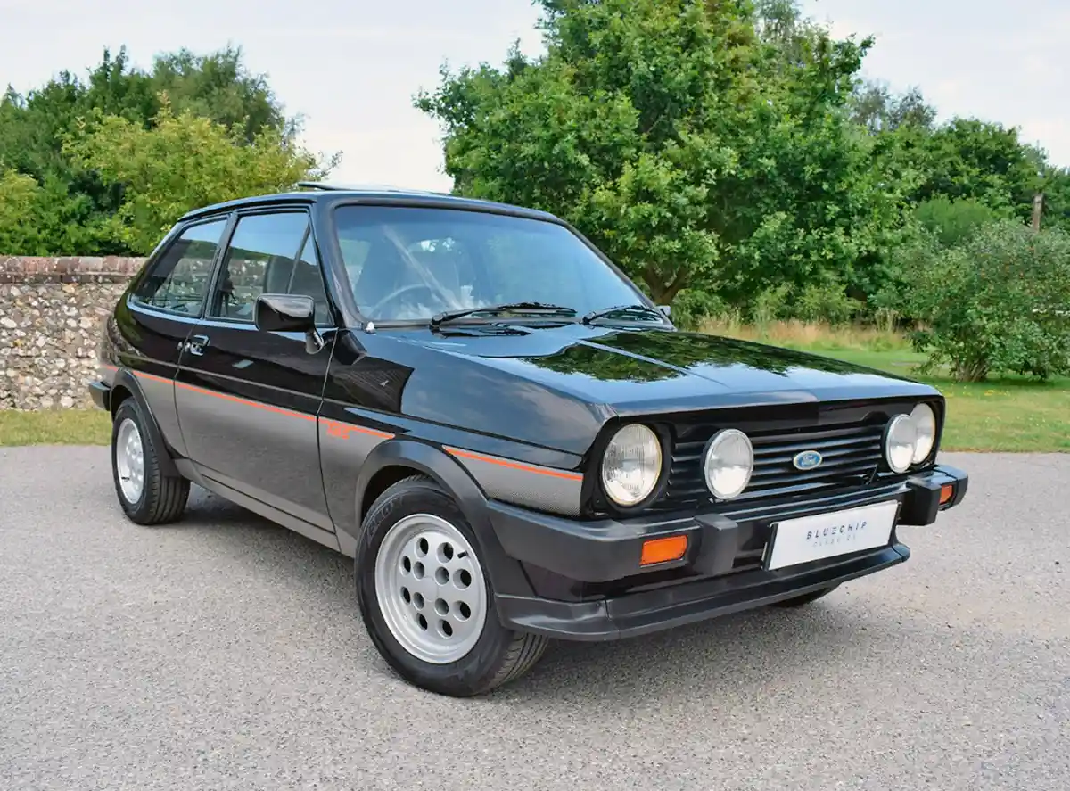 XR2 a híres „sótartó” felnikkel, feszes futóművel, első kanyarstabilizátorral és 170 km/h-s végsebességgel