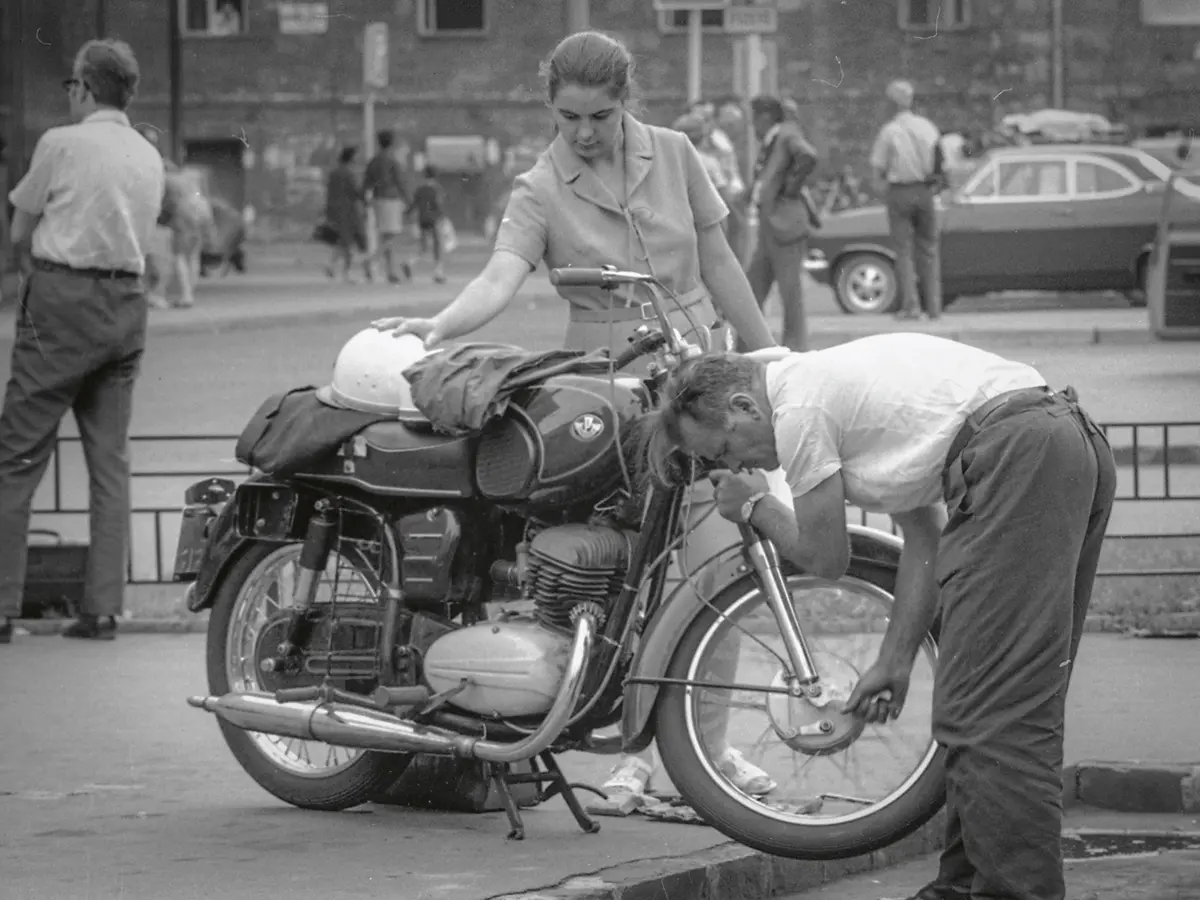Blaha Lujza tér, parkoló a Corvin áruház elött (1972). A motoros valószínűleg a kereket szereli vissza a Pannonia P10H motorkerékpáron – a H betű a késöbbi gyártású „halk” változatokat jelölte, ezeket szívászaj-csökkentövel szerelték