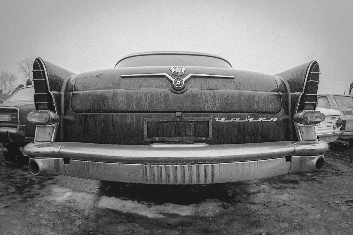 Merkur használtautó telep Budapesten, a XIII. kerületi Röp­pentyű utcában (1977). Elöfordult, hogy selejtezett felsökategóriás állami kocsik végezték itt, így aki tehette, többek között GAZ 13-ast, azaz Csajkát is vehetett. Akkoriban nem volt különösebb varázsa az 5,5 l-es, 195 LE-s V8-assal és kényes automata váltóval szerelt 5,6 m hosszú limuzinnak, ma viszont komoly összeget ér egy szép példány