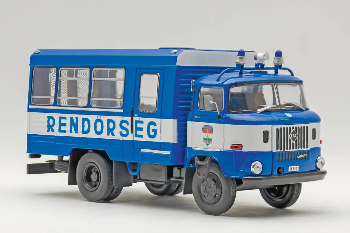 Még ma is szolgál néhány ilyen kék-fehér öreg W50-es a Rendőrségnél, a kék villogók, a gyárinál filigránabb visszapillantók újak