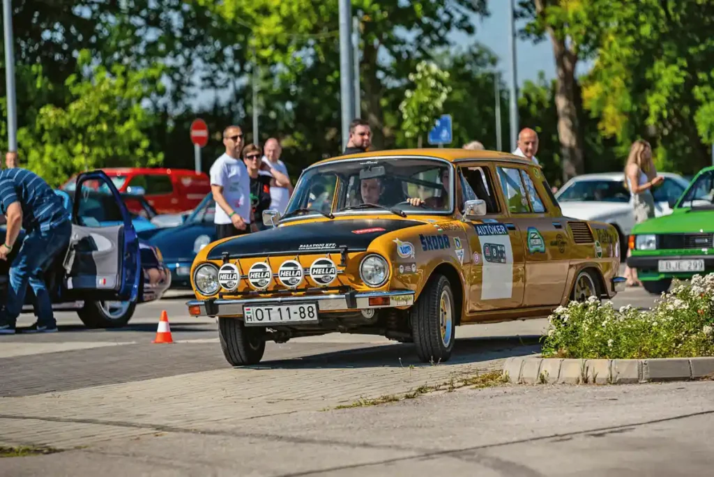 Sándor István, a korábbi raliversenyző egykori Skoda autójának replikája rendszeresen feltűnik a futamokon