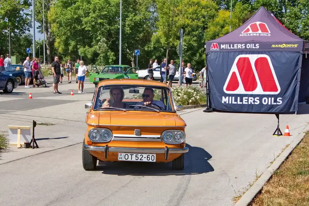 Kulisszatitok: a vezető „csak” vezet, az 1/100-as szakaszokon a navigátor diktálja a tempót. Megállni nem lehet, a szakasz hossza, vonalvezetése és a teljesítendő idő közvetlenül a rajt előtt derül ki, így nem lehet előre taktikázni...