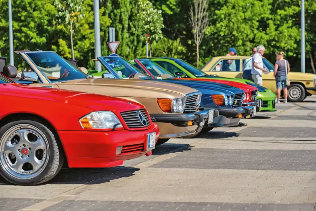 Egyre népszerűbbek az Oldtimer Trophy által szervezett különféle és jó hanglatú veteránjárműves versenyek. Sok baráti és/vagy márkarajongó társaság együtt indul, így „klikken” belül is zajlanak a küzdelmek