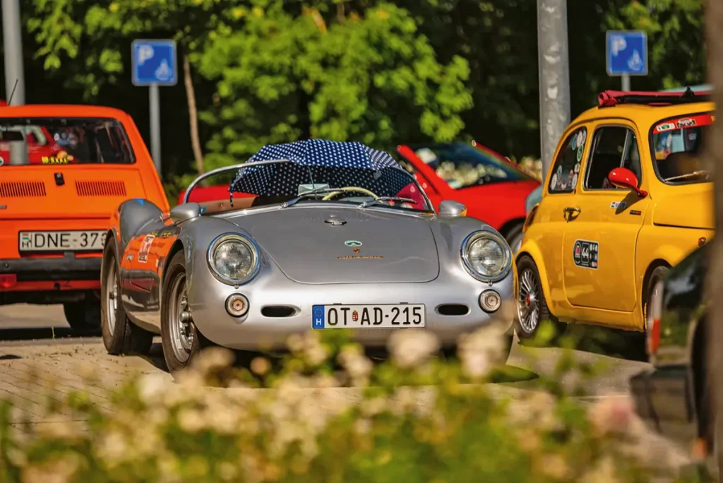 Porsche 550 Spyder? Majdnem, ez Chamonix féle rekreáció, azaz nemcsak kinézetében, de műszaki tartalmában is közel áll az eredeti autóhoz – utóbbiból annak idején 100 darabot sem gyártottak, így valóban kincset ér és földi haladónak szinte beszerezhetetlen...