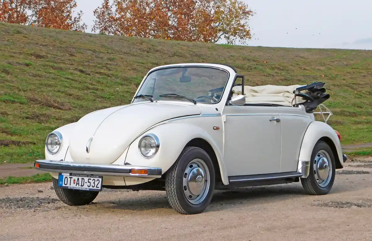 1976-ban csak 11 081 kabriót gyártottak, az 1303 LS 14 000 márkába került, így kereken 4 000-rel volt drágább az ugyanilyen keménytetősnél
