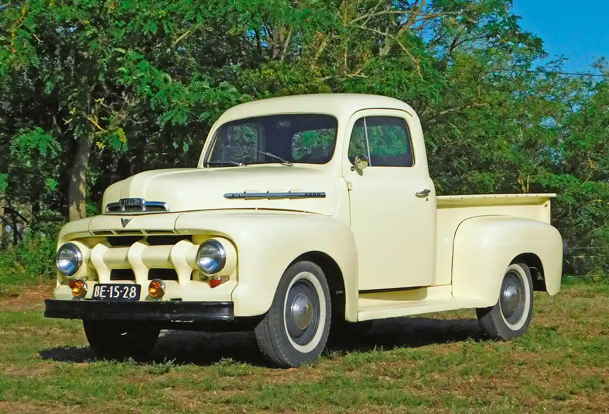 Az 1950–1951-es modellévben 180 000 F-1-est gyártottak, ebből jó 20 000 nem platóval, hanem zárt furgon karosszériával készült