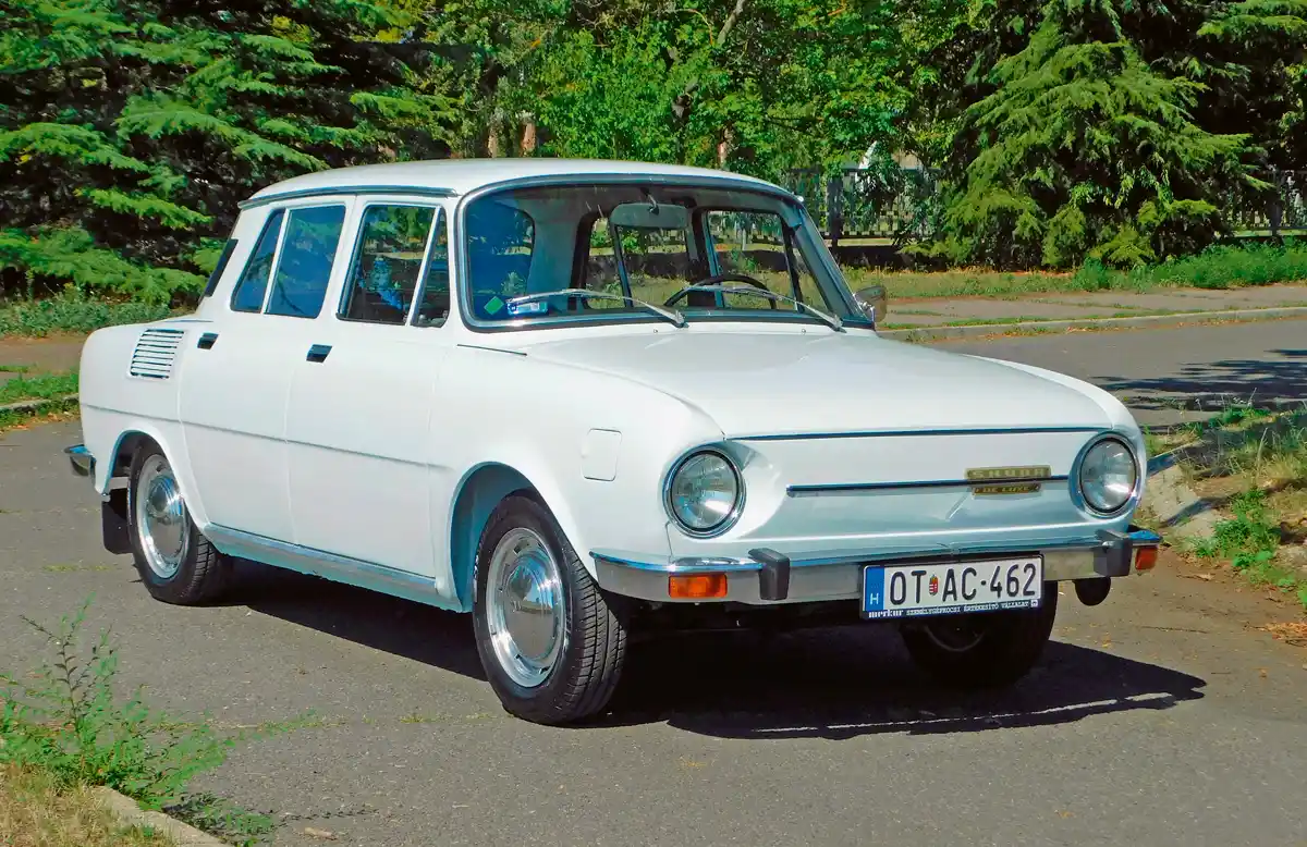 1973-ban jelent meg a jobb első sárvédőn lévő tanksapka lemezfedele, a visszapillantó pedig átvándorolt a sárvédőről az A-oszlopra
