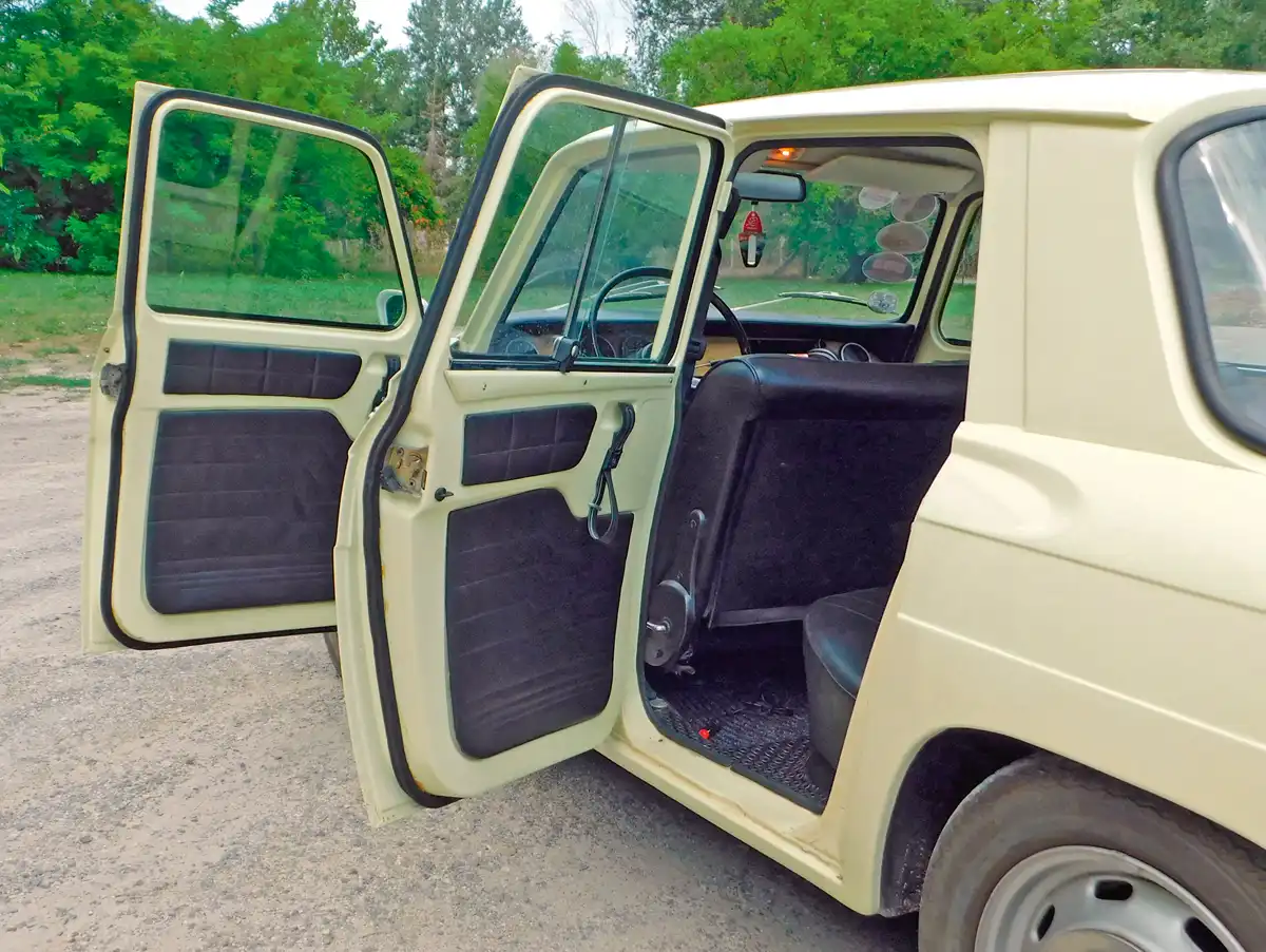 Az ajtók nagy zajjal csukódnak, elöl-hátul szíj helyettesíti a belső fogantyút