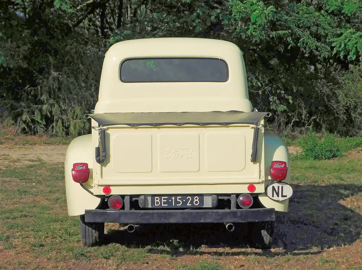 Még egy kuriózum: a korai évjáratokon csak a bal oldalon volt hátsólámpa – kisebb, mint ez – a másikért külön fizetni kellett