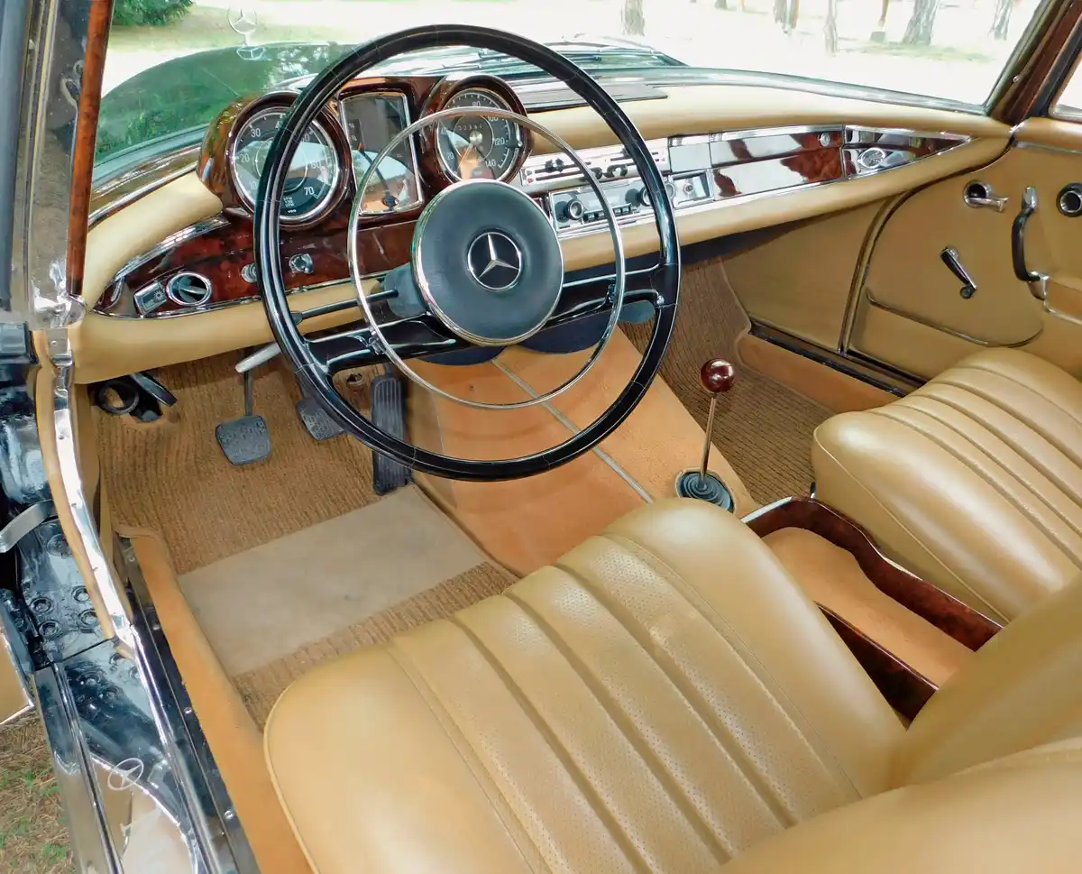 A körbepárnázott pult és a puha kormányközép az alapáras biztonsági csomag része, a szervokormány drága, 550 márkás extra volt