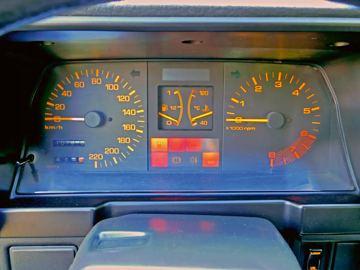 A sárga számok remekül olvashatók, a fordulatszámmérő alapáron járt