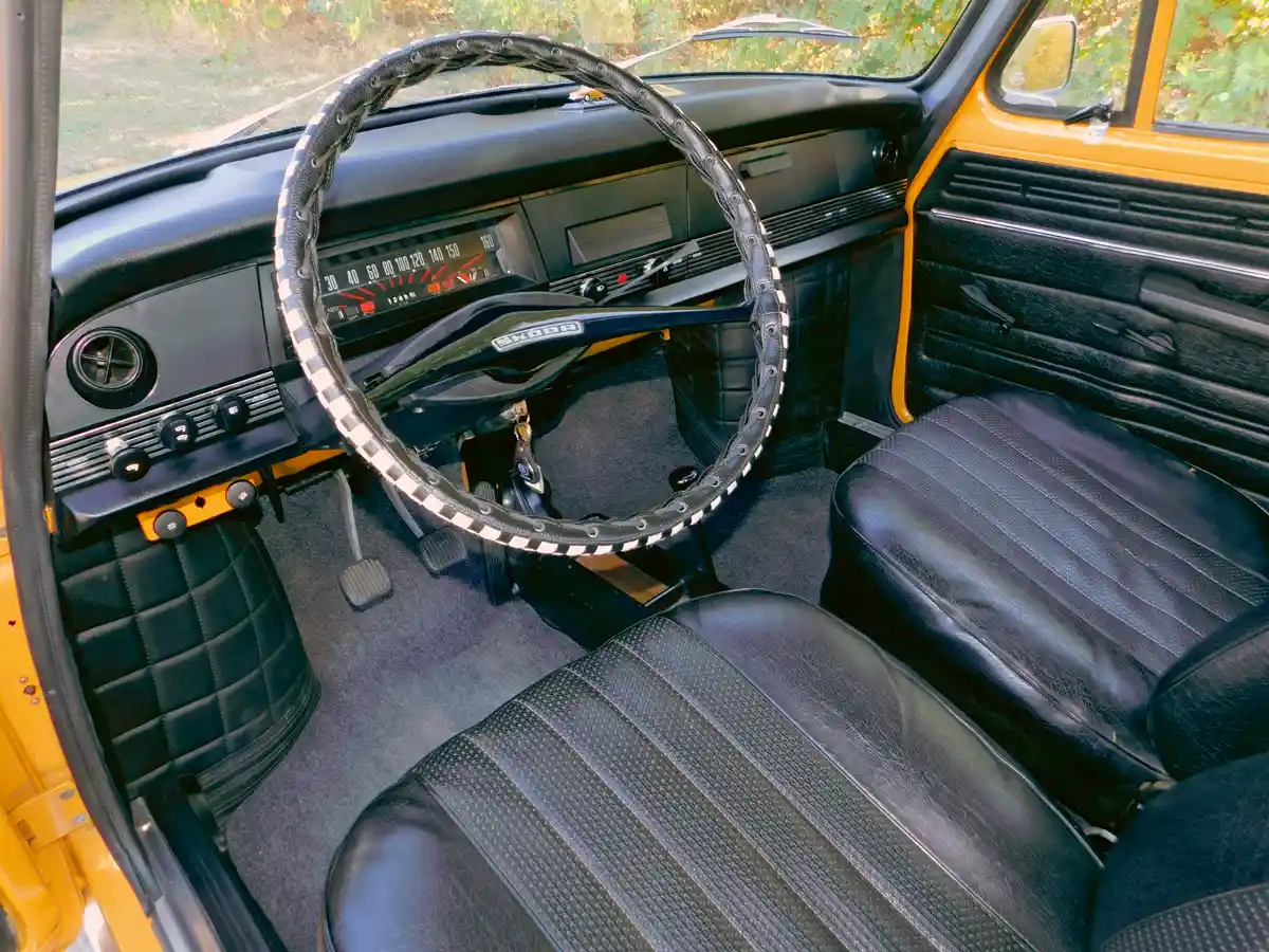 Rádiót nem adtak, a vékony kormány rossz fogású, ezen segít a kockás huzat