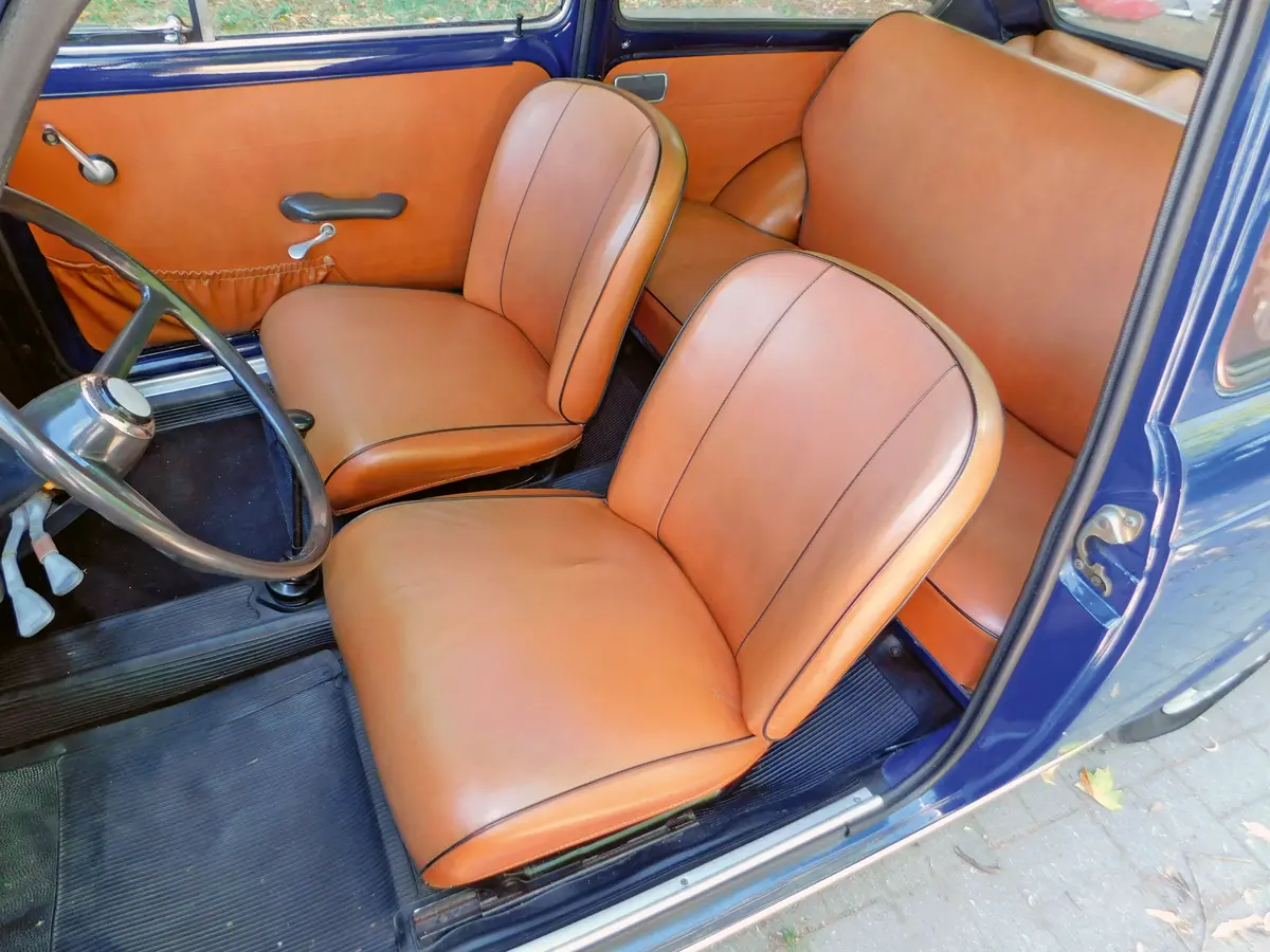 A támláknak nincs reteszük, egy mozdulattal előrebillenthetők, a bejutás hátra körülményes