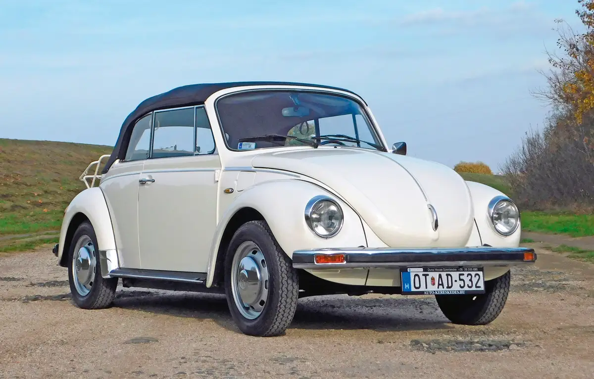 A ponyva is kirajzolja a bogárhátat, illesztései pontosak