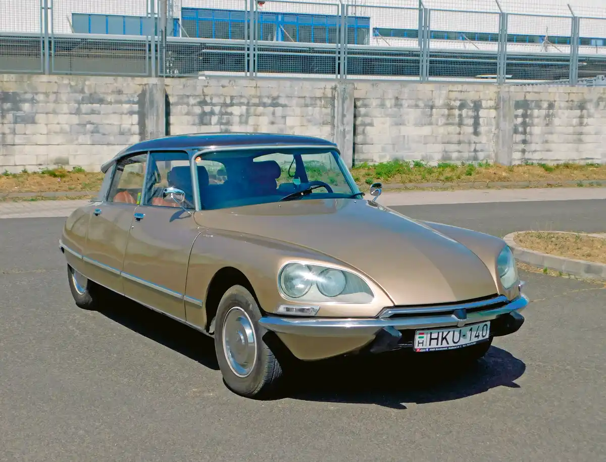 A belső fényszórók – mechanikus szerkezettel – a kerekekkel együtt fordulnak, ez akkoriban szenzációnak számított