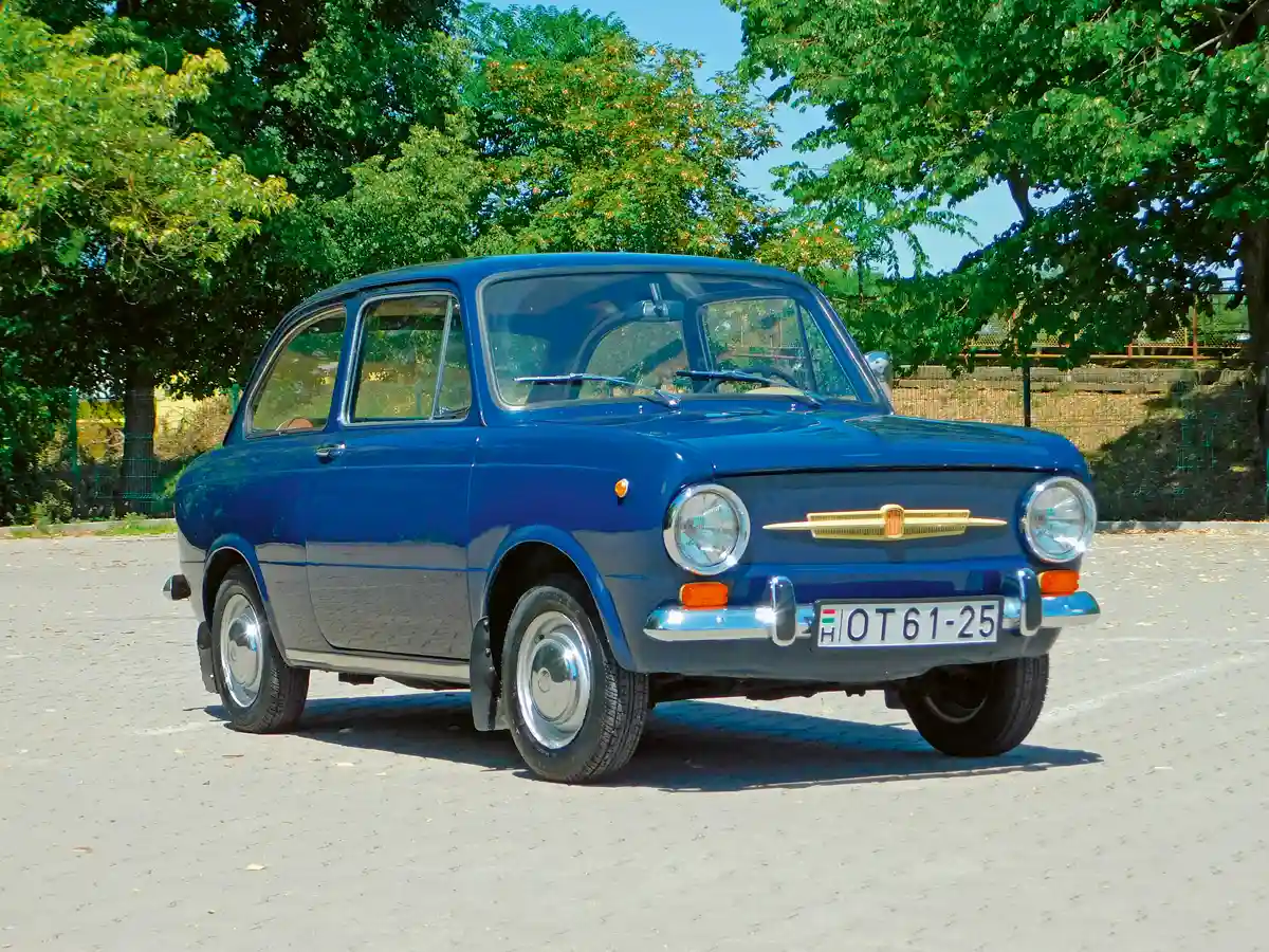 Sokféle szín szerepelt a kínálatban, köztük több kék árnyalat, ez a Torino kék