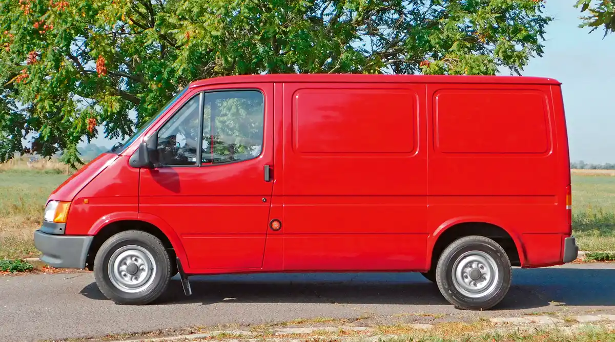 Az oldallemezek merevítése az ablakok helyét is mutatja, a tanksapka a vezetői ajtó mögött, lent látható