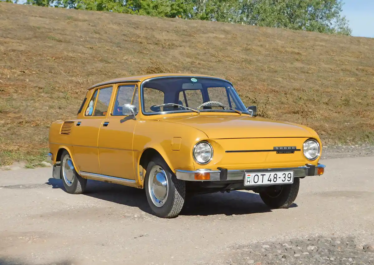 A színpaletta nem volt szegényes: fehér, türkiz- és világoszöld, világos- és sötéték, sárga és bordó