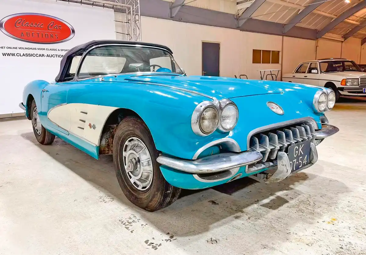 Ezt az 1958-as, első generációs (C1) Corvette-et 230 LE-s 4,6 l-es V8-as visz. Kitűnő mechanikai és esztétikai állapotban most 36 750 euróig jutott érte a licit