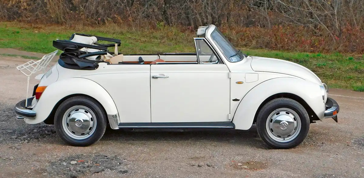 A kabriónak alacsonyabb a súlypontja, de 60 kilóval nehezebb is a keménytetősnél