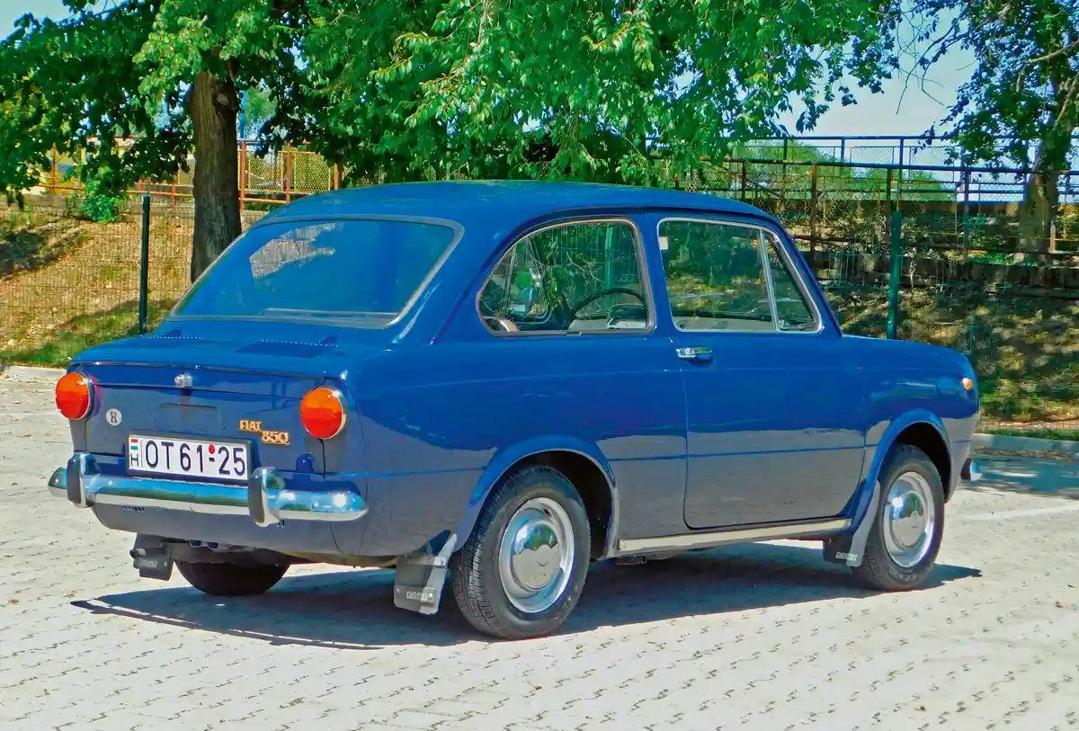 Hátrafelé nagyon jó a kilátás, a kerek lámpák az gyártás leállításáig megmaradtak