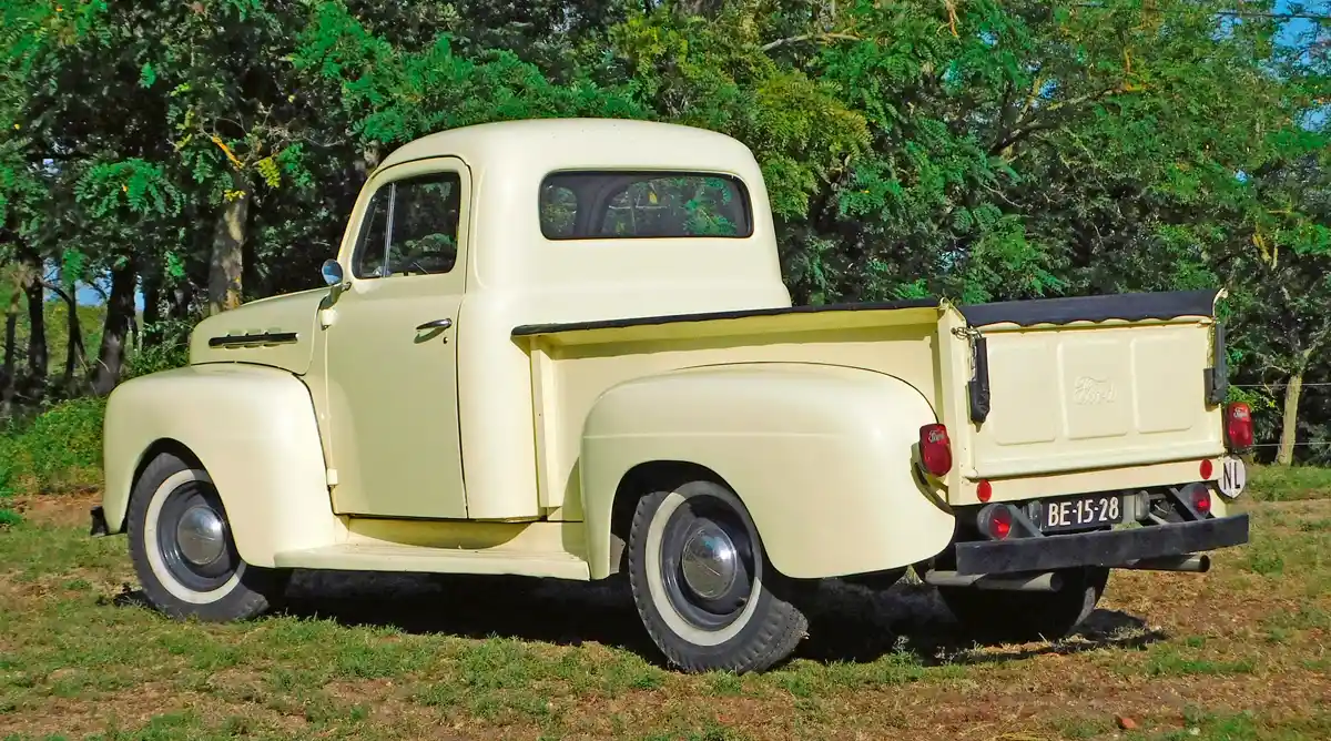 A plató takarója modern kiegészítő, az 1951-es modellévben lett nagyobb a hátsó ablak
