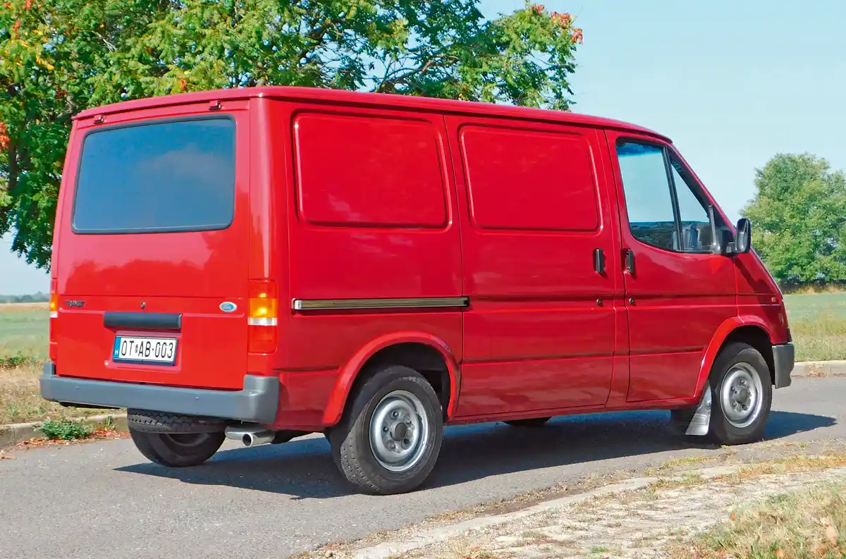 Felfelé nyílik a hátsó ajtó, függő­le­ges osztású kétszárnyú változatokat is gyártottak