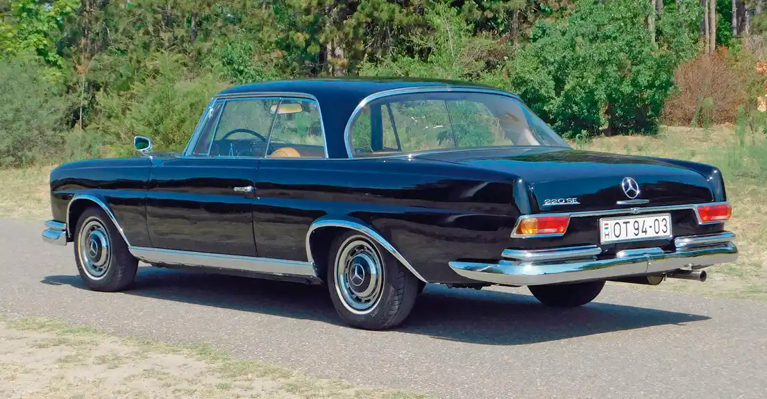 Az amerikai stílusú, nagy és ívelt szélvédőn át nagyszerű a kilátás, az uszonyok – a négyajtóshoz képest – itt jelképes méretűvé zsugorodtak