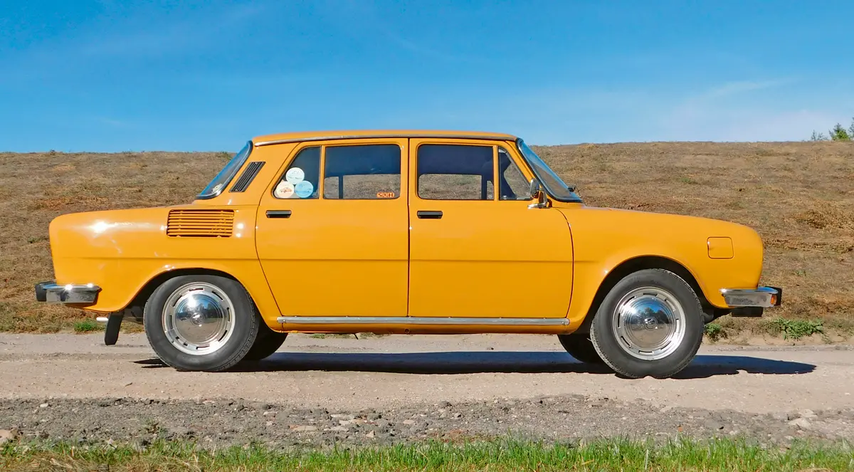 Az újabb kiadások, mint ez is, Bomoro márkájú süllyesztett kilincsekkel és a kerek Skoda logós, tekerős tanksapka helyett lapos fedelessel készültek