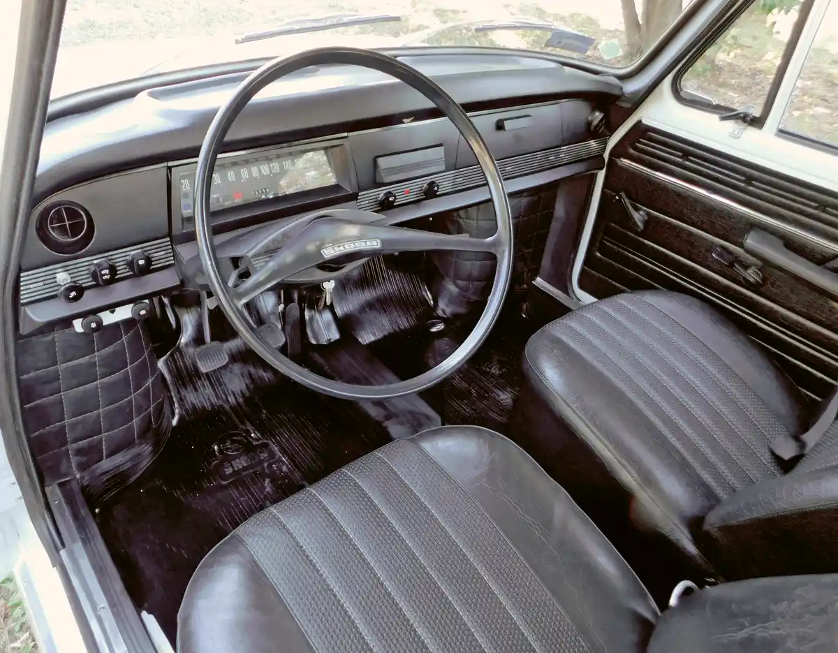 A kormányoszlopot ovális borítás veszi körül, rádiót az L-ekbe sem tettek. A Skoda jelvényes gumiszőnyegek eredetiek