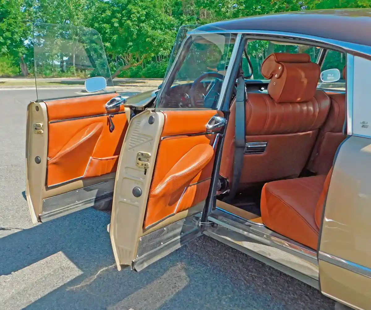 Az ajtók csendesen csukódnak, az extravastag küszöbök hatásosan csökkentik a műanyagtető okozta csavarodási hajlamot