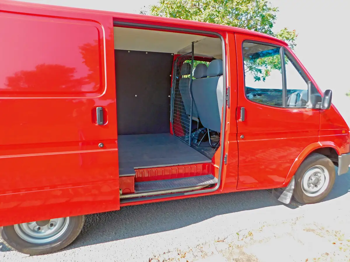 Alapáron csak egyetlen, járdaoldali tolóajtó járt