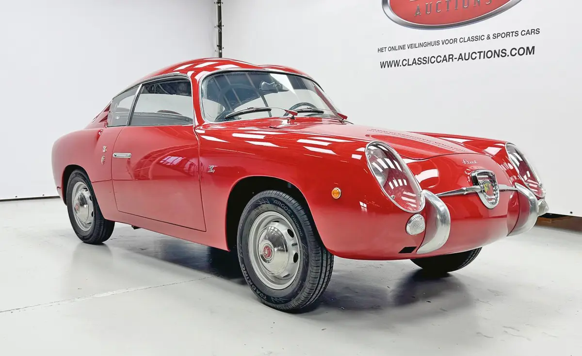 A Fiat Abarth 750 Zagato beceneve „dupla buborék”, a tetején levő aerodinamikai elemek miatt. A 747 köbcentis négyhengeres 53–57 LE-t teljesített benne; a képen látható példány most 75 000 euróért kelt el