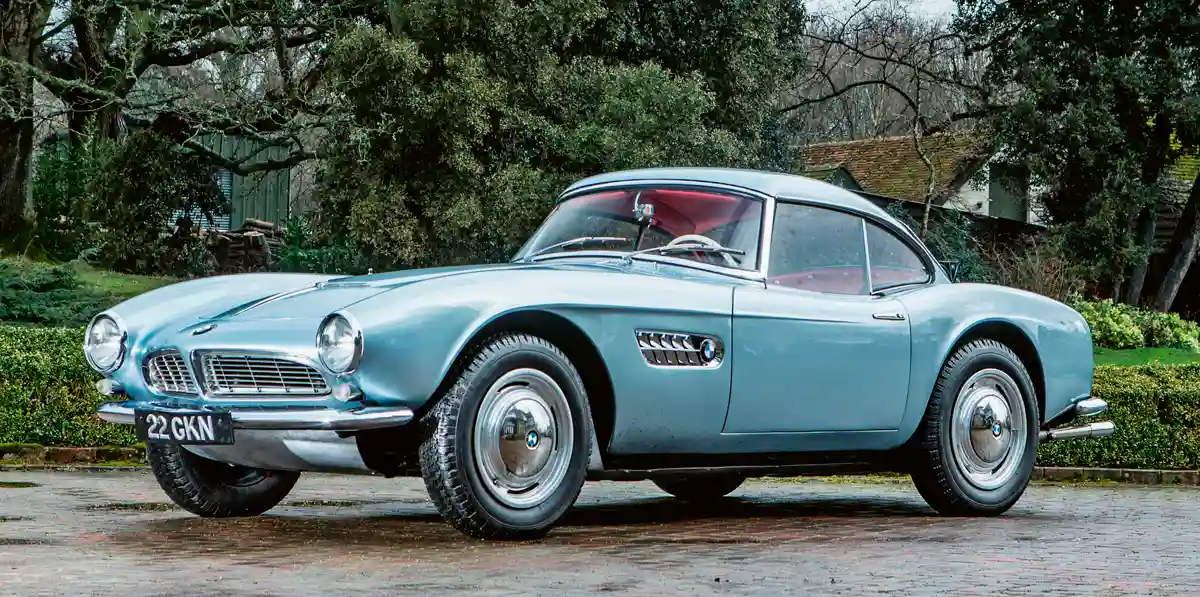 John Surtees keménytetős 507-ese 1957-ből. Övé volt az egyetlen négy tárcsafékes