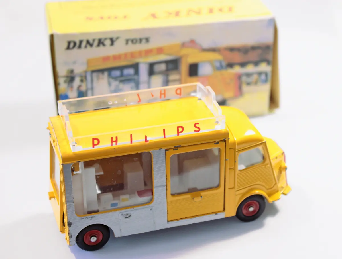 Philips mozgóbolt a 60-as évekből, a Dinky Toys-tól. Napjainkban, replikaként az Atlas Dinky is kínálja