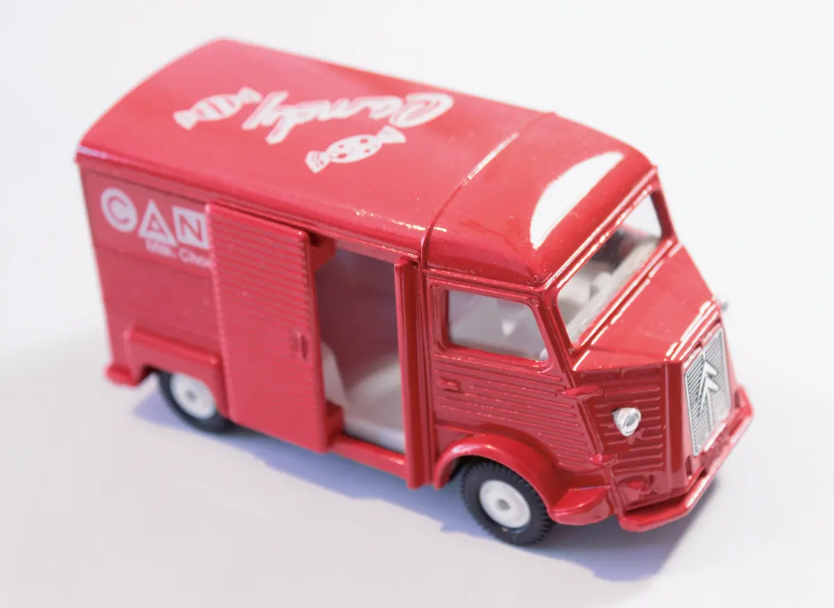 A HY a főleg a japán belpiacra gyártó Tomica fantáziáját is megmozgatta. A szinte csak japán autókból álló 1970-es évekből származó sorozatban a Candy édességgyártó furgonja is helyet kapott