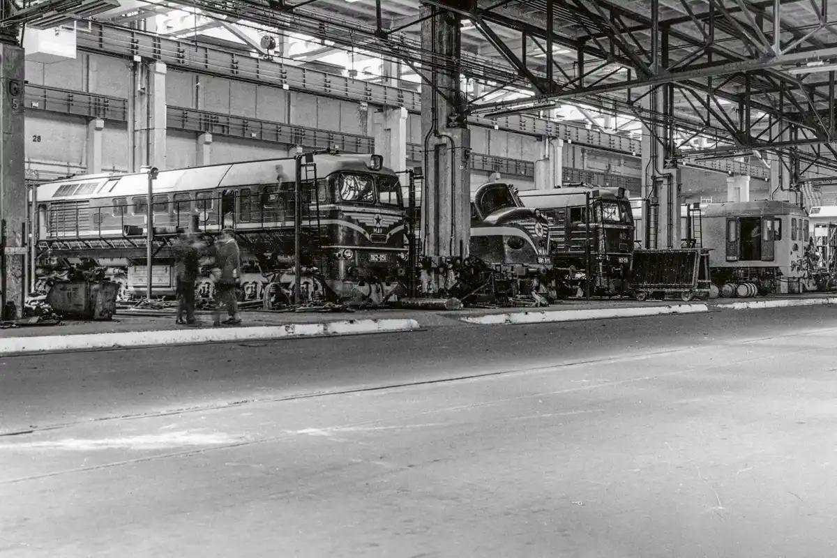 Előtérben két M62 sorozatú szovjet dízelmozdony, közöttük a legendás svéd M61-es sorozat egy példánya, közismert nevén a Nohab (1976). Utóbbiból 20 darab szolgált a MÁV-nál