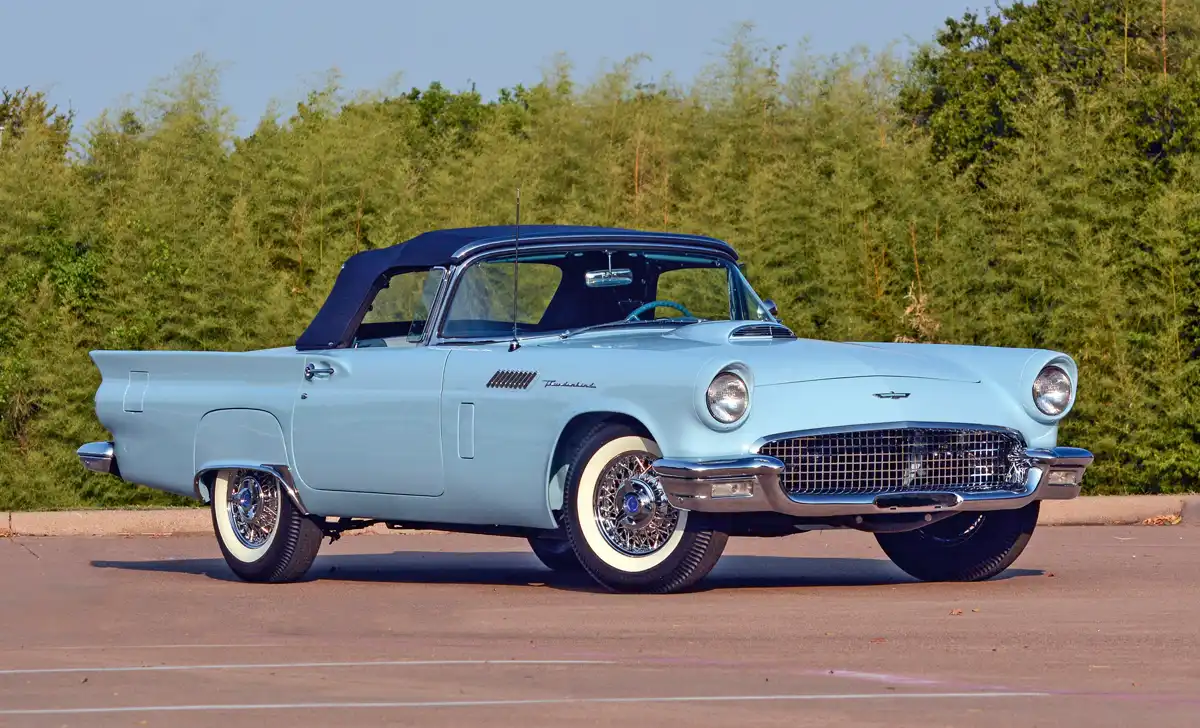 Vászontetős 1957-es, már új hűtőráccsal és lökhárítóval