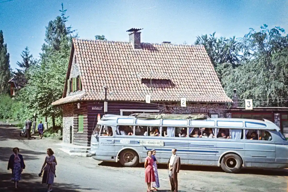 Mátraháza, Mávaut állomás, a Budapest–Mátraháza–Kékestető vonalon közlekedő Ikarus 55-össel (1956). Évente kirándulók ezrei érkeztek autóbusszal a Mátrába pihenni, túrázni (fotó: Fortepan/Ábrahám Katalin és László)