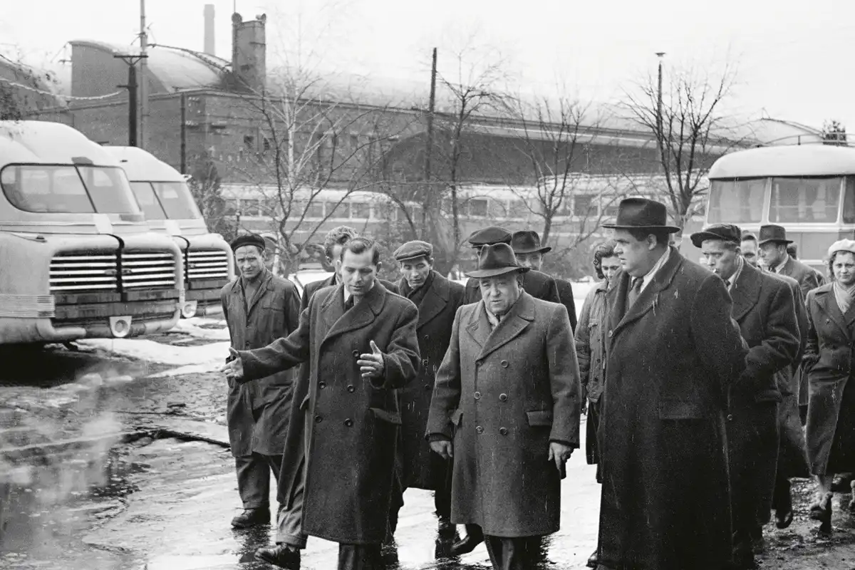 Mátyásföld, az Ikarus Karosszéria és Jármű­gyár telephelye a Margit utcában (1956). A hazai politikában a végnapjait élő Rákosi Mátyás (középen kalapban) látogatása az üzemben (fotó: Fortepan/Balla Demeter)