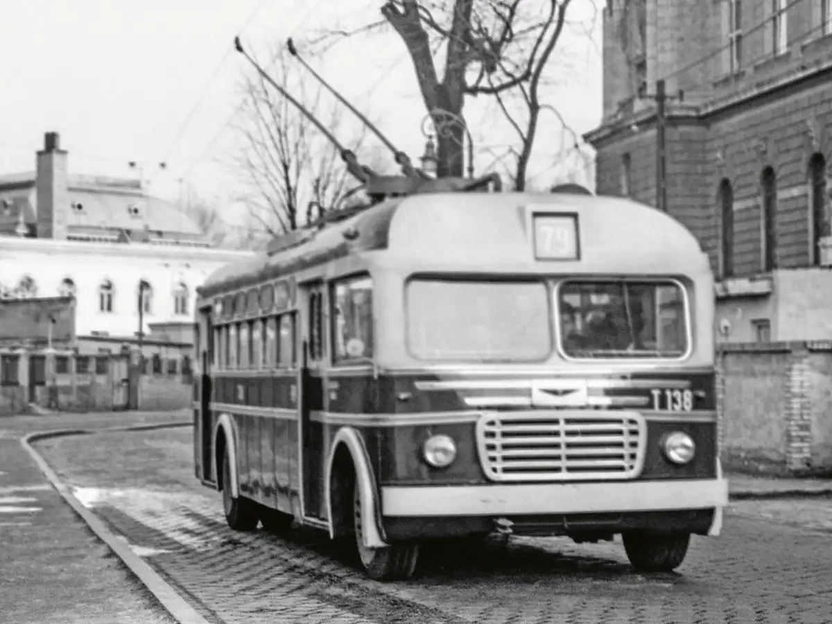 Budapest, Állatkerti körút (1960). MTB-82 trolibusz a 79-es vonalon. Ezzel a típussal indult 1949-ben újra a fővárosban a trolibuszüzem, az óbudai kísérleti vonal (1933–1944) után. A fotón már a Fővárosi Villamosvasút által módosított jármű látható (fotó: Fortepan/Beszeda László Zoltán)
